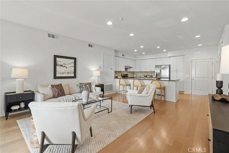 5530 Strand 201