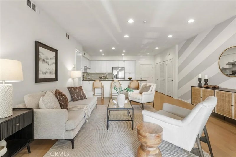 5530 Strand 201