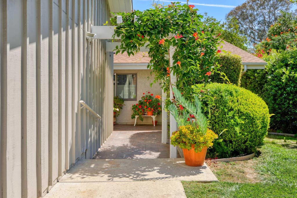 Photo of 5629 Caminito Isla, La Jolla, CA 92037 (MLS # 260018399)