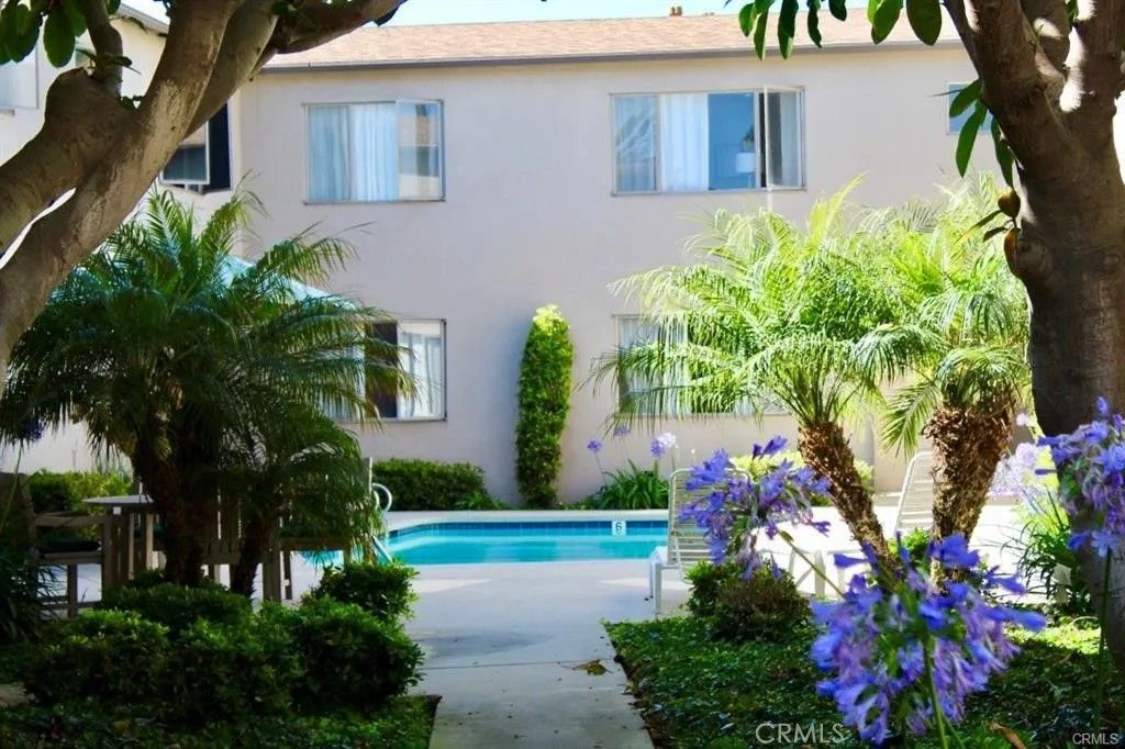 Photo of 121 Paseo de la Concha #E, Redondo Beach, CA 90277 (MLS # SB25267462)