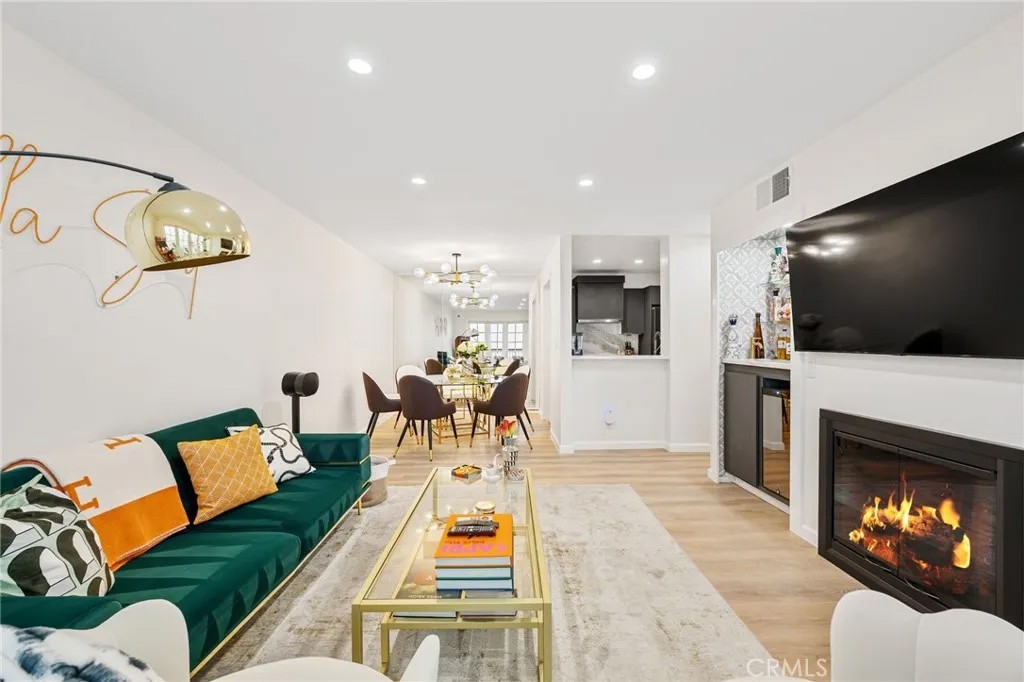 906 N Doheny Drive 318