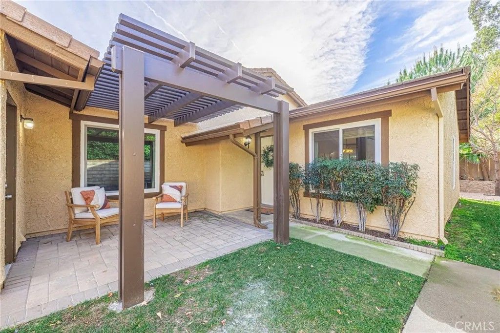 Photo of 23540 Lampara Dr, Valencia, CA 91355 (MLS # SR26015612)