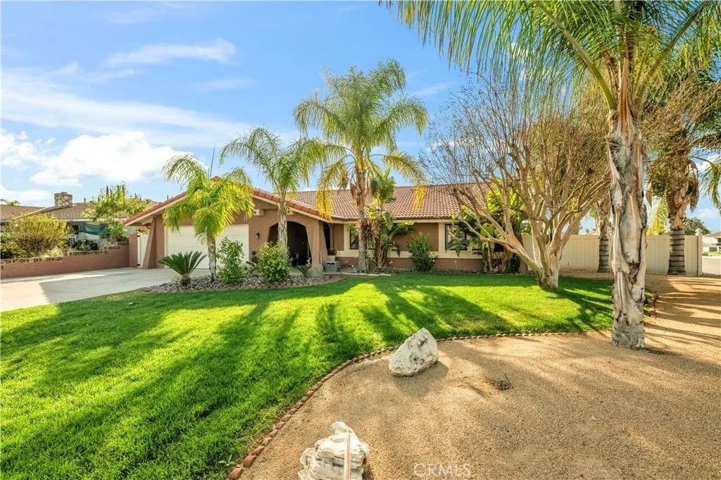 Photo of 25907 New Chicago Ave, Hemet, CA 92544 (MLS # SW26059586)