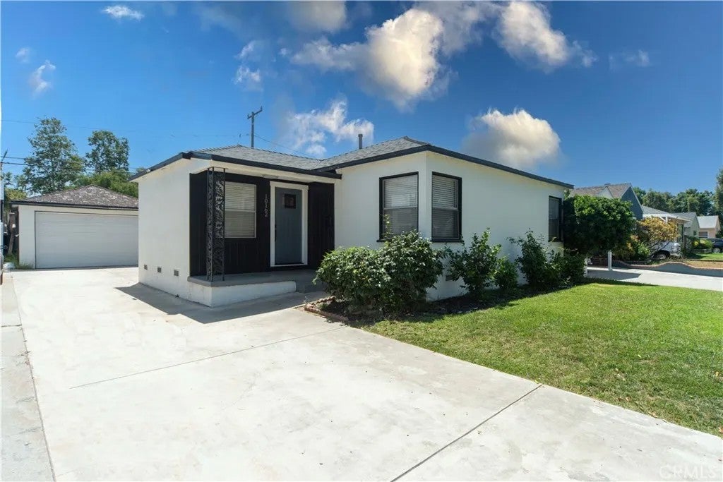 Photo of 10162 Flallon AVE, Santa Fe Springs, CA 90670 (MLS # TR26132339)