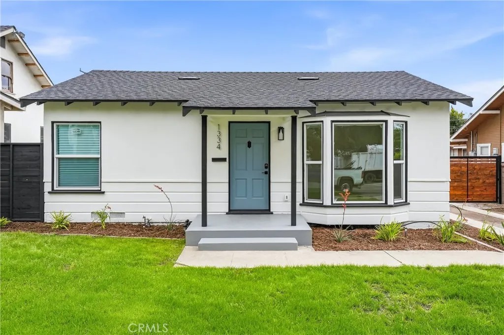 1334 N Sultana