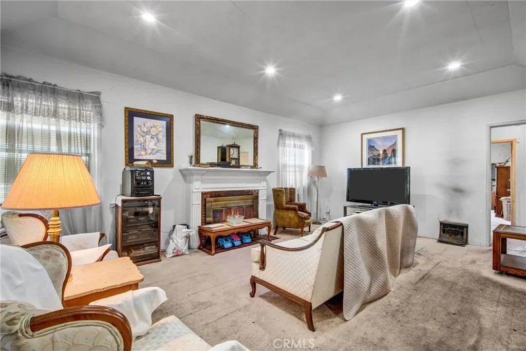 1544 S Burnside