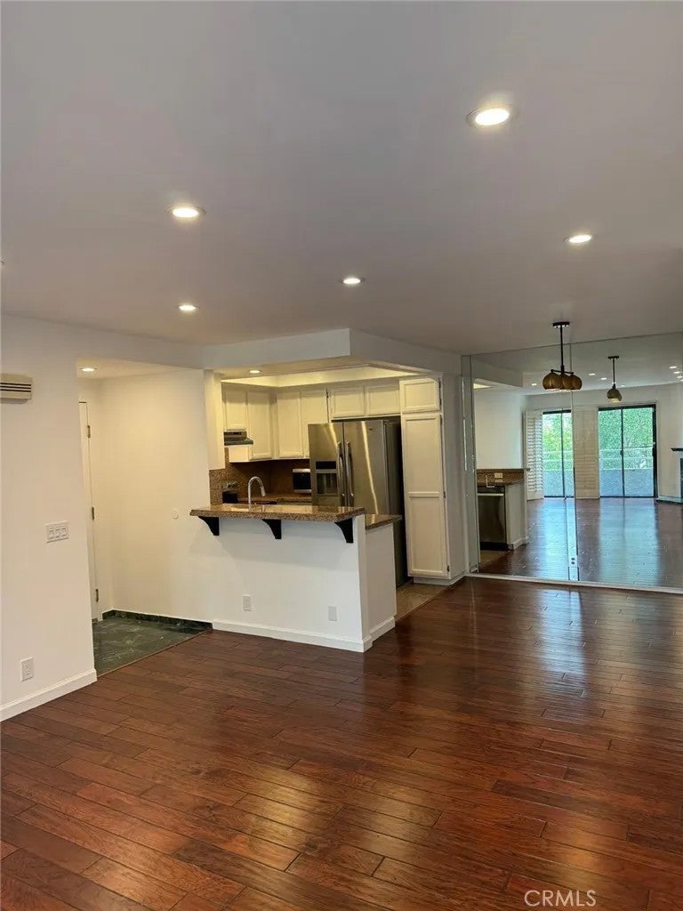17800 Burbank 204