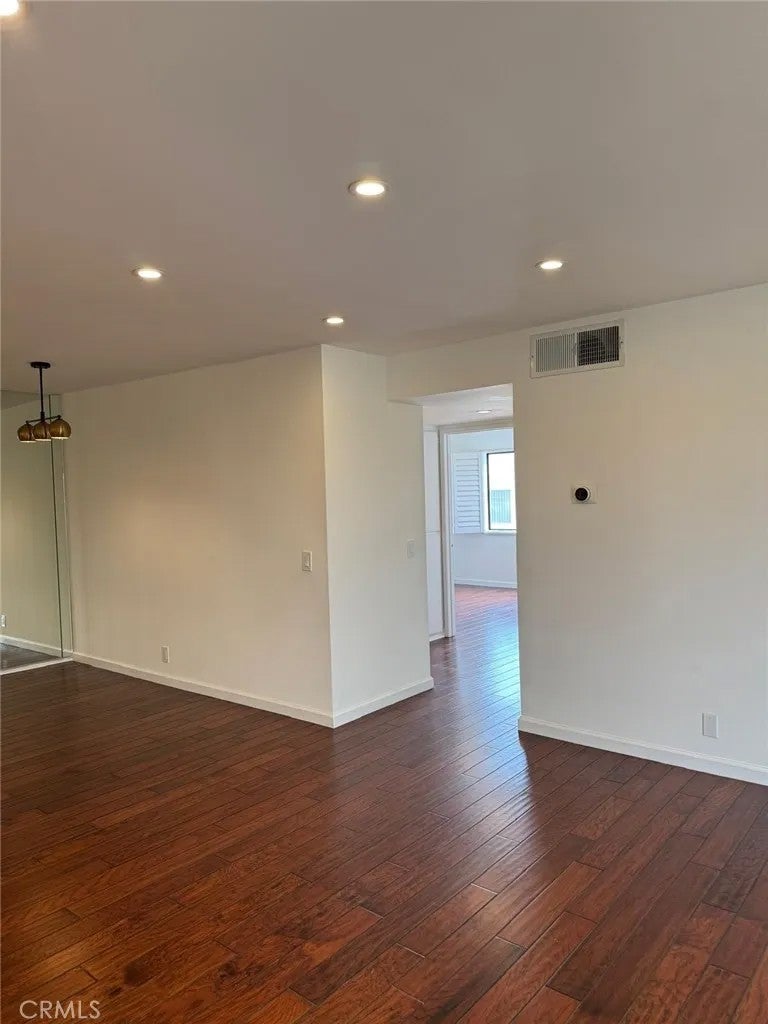 17800 Burbank 204