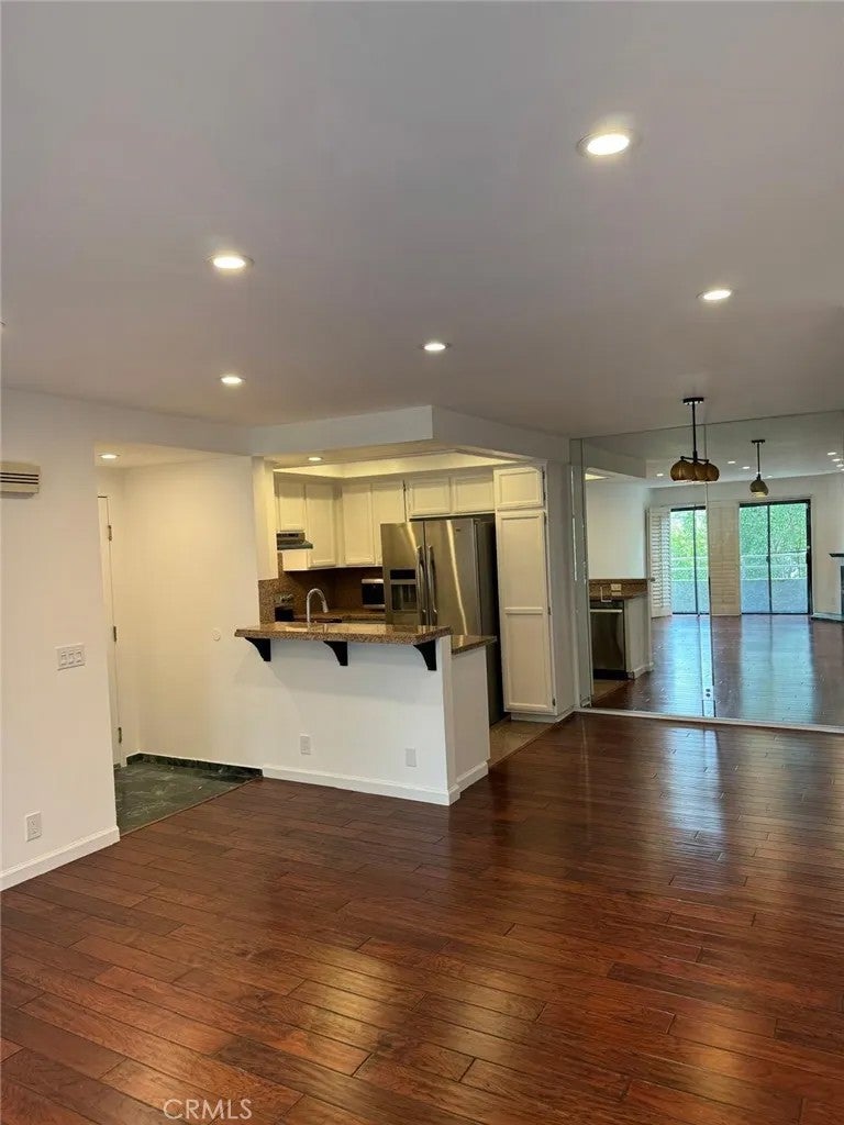 17800 Burbank 204
