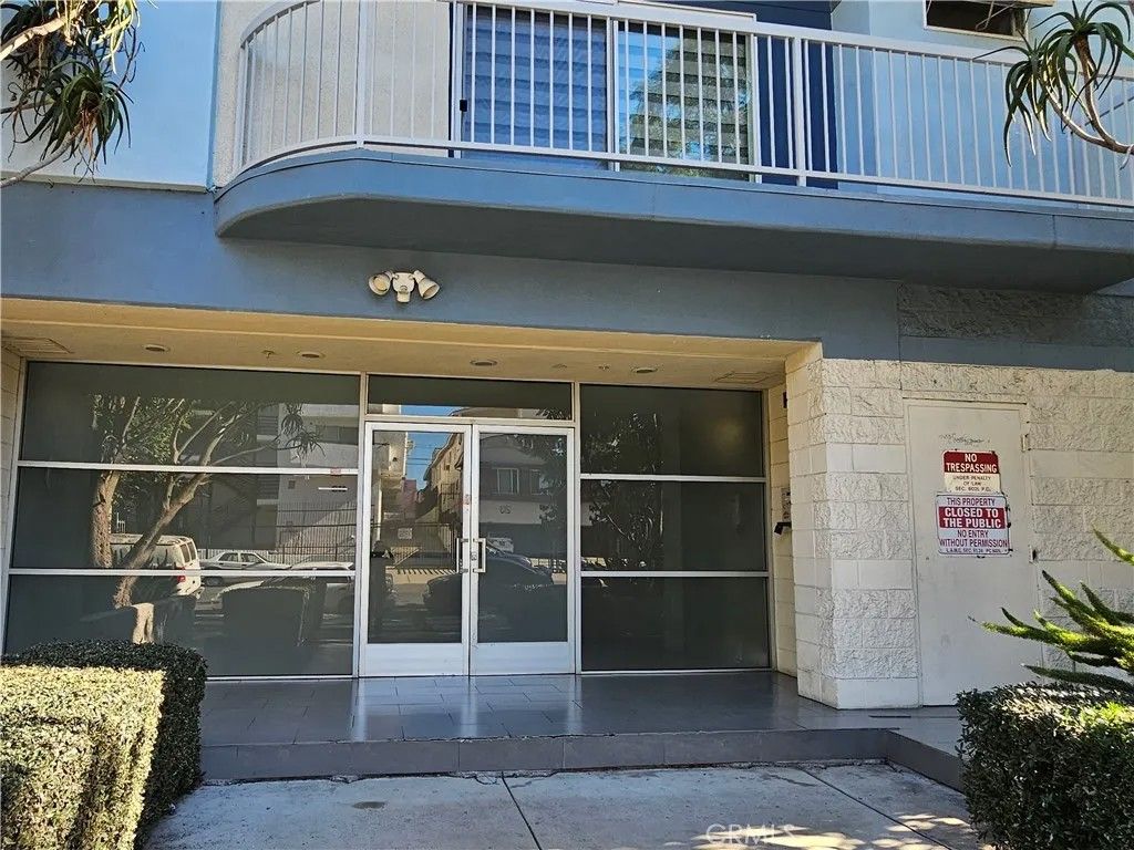 Photo of 214 S Alexandria Ave #203, Los Angeles, CA 90004 (MLS # AR25273398)