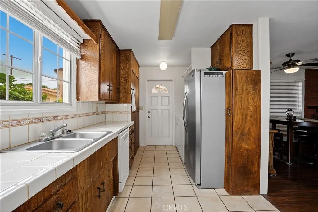 7921 Fallbrook