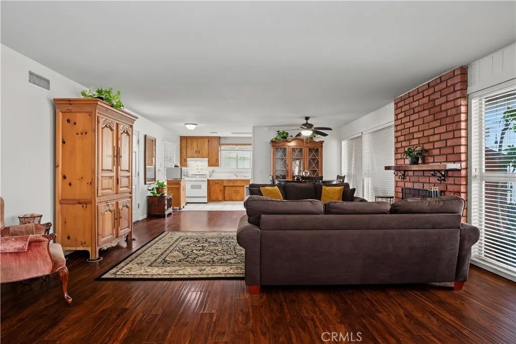 7921 Fallbrook