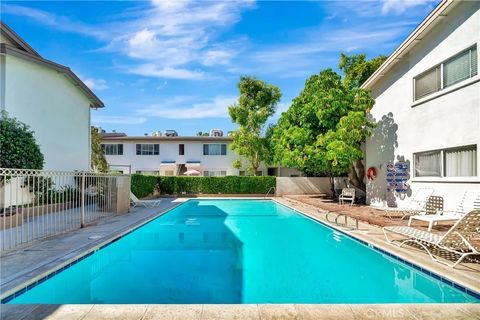 Tiny photo for 18601 Collins Street #D17, Tarzana, CA 91356 (MLS # SR25243162)