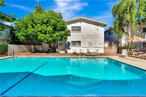 Tiny photo for 18601 Collins Street #D17, Tarzana, CA 91356 (MLS # SR25243162)