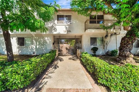 Photo of 18601 Collins Street #D17, Tarzana, CA 91356 (MLS # SR25243162)