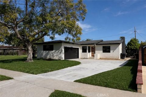 Photo of 1226 S Gaymont St, Anaheim, CA 92804 (MLS # CV26046379)