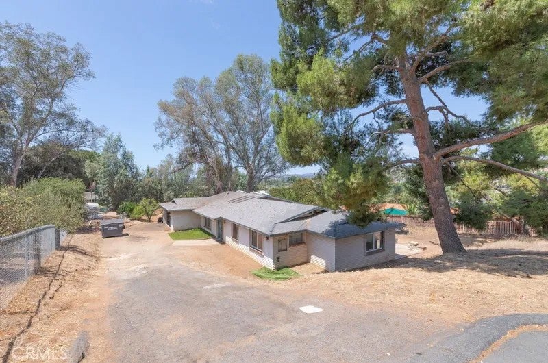 Photo of 925 Reed Terrace, Escondido, CA 92027 (MLS # SW26174664)