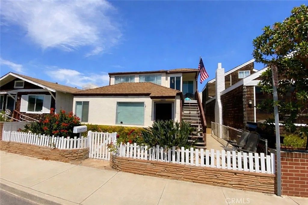 Photo of 612 W Balboa Boulevard, Newport Beach, CA 92661 (MLS # IG26084072)