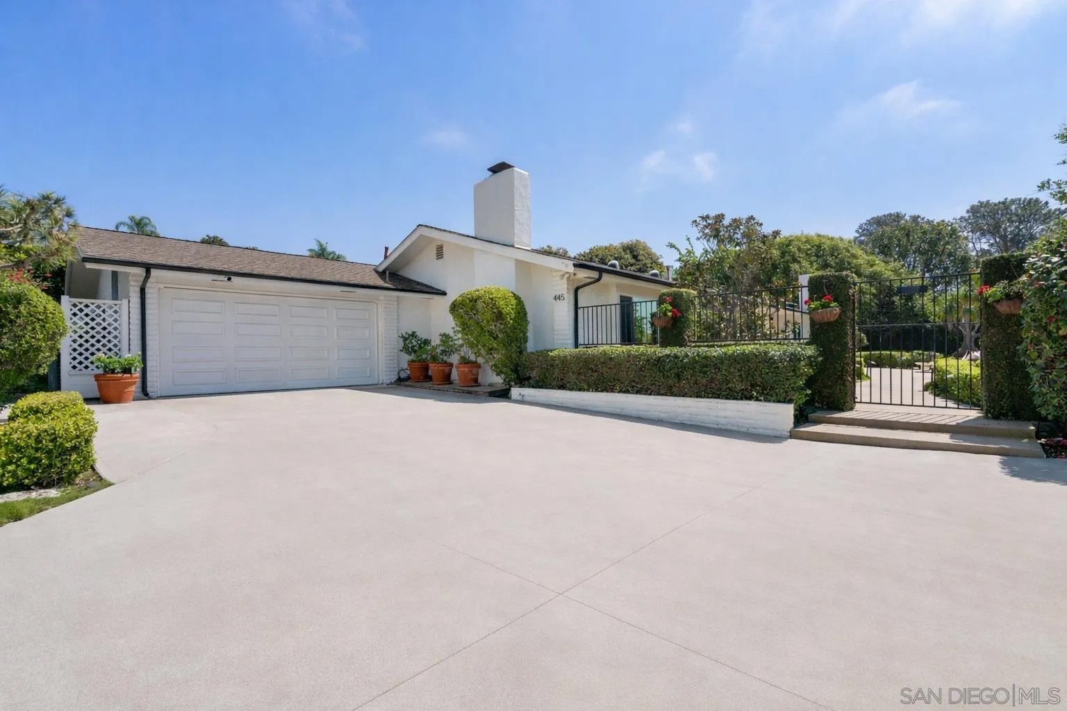 445 Avenida Primavera