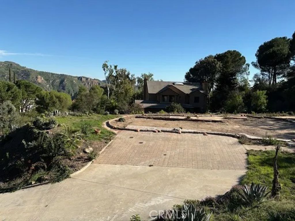 Photo of 23422 W Copacabana St, Malibu, CA 90265 (MLS # OC26000014)