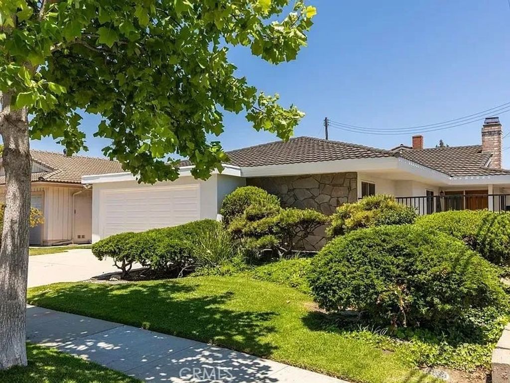 Photo of 16618 Wilton Place, Torrance, CA 90504 (MLS # SB26027445)