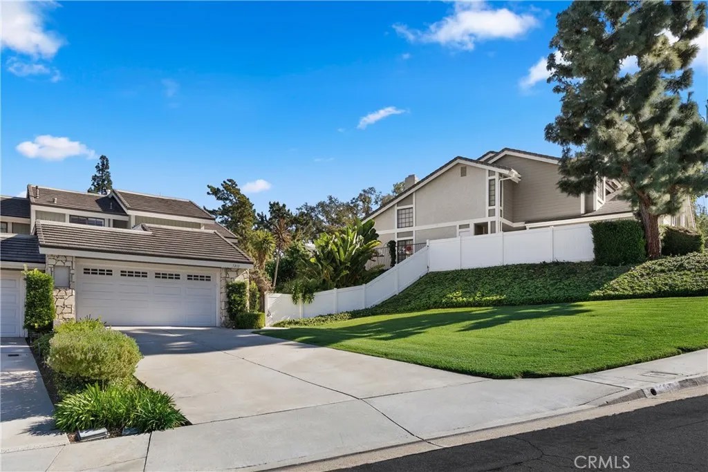 5810 E Mountain Loop