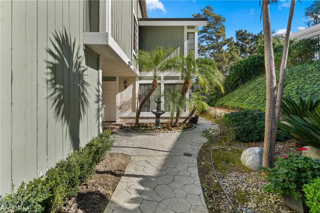 5810 E Mountain Loop