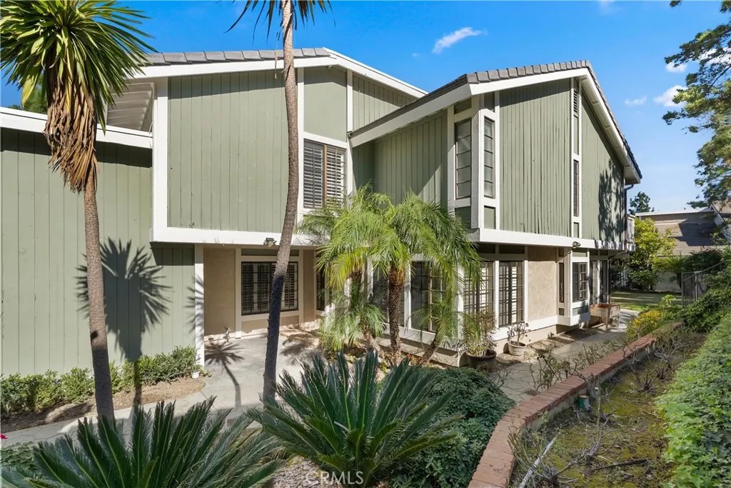 5810 E Mountain Loop