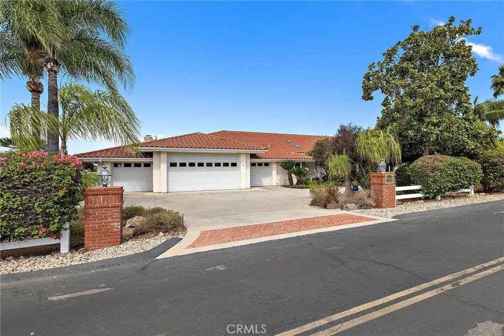 Photo of 647 tumble creek Lane, Fallbrook, CA 92028 (MLS # LG26182980)