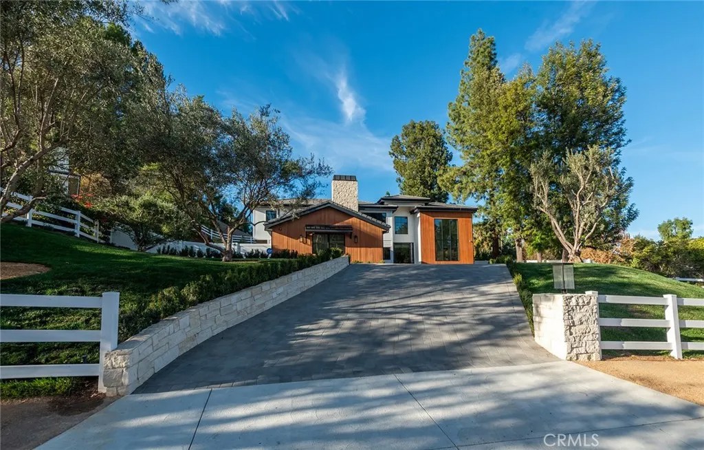 5461 PARADISE VALLEY Road