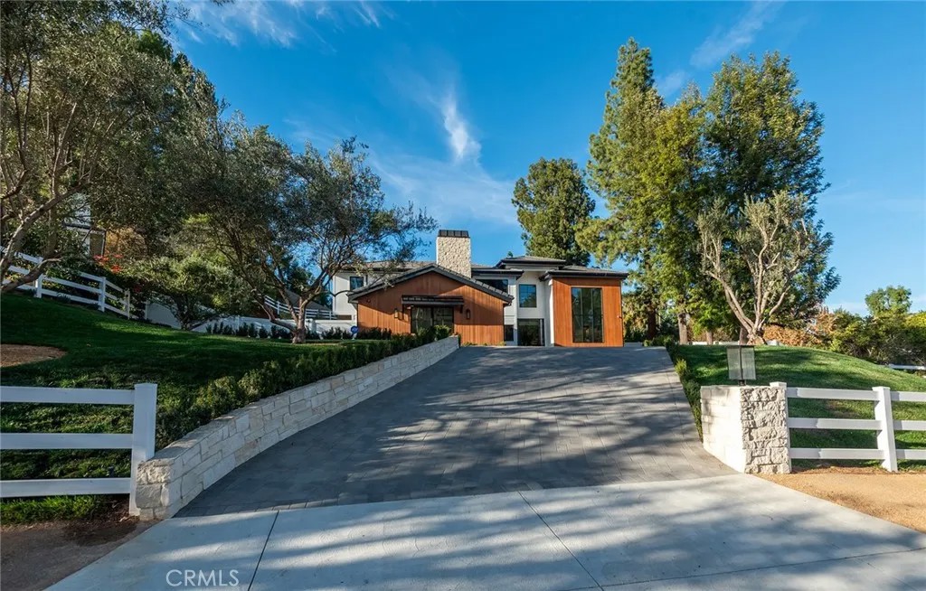 5461 PARADISE VALLEY Road