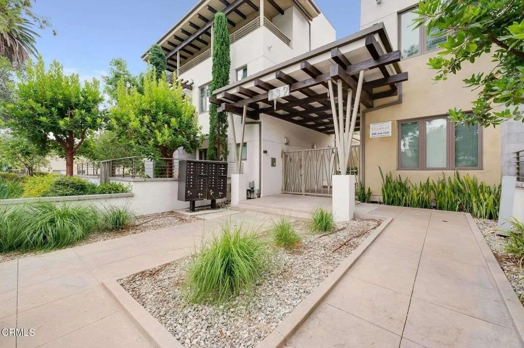 Photo of 239 S Marengo Avenue #106, Pasadena, CA 91101 (MLS # P1-25329)