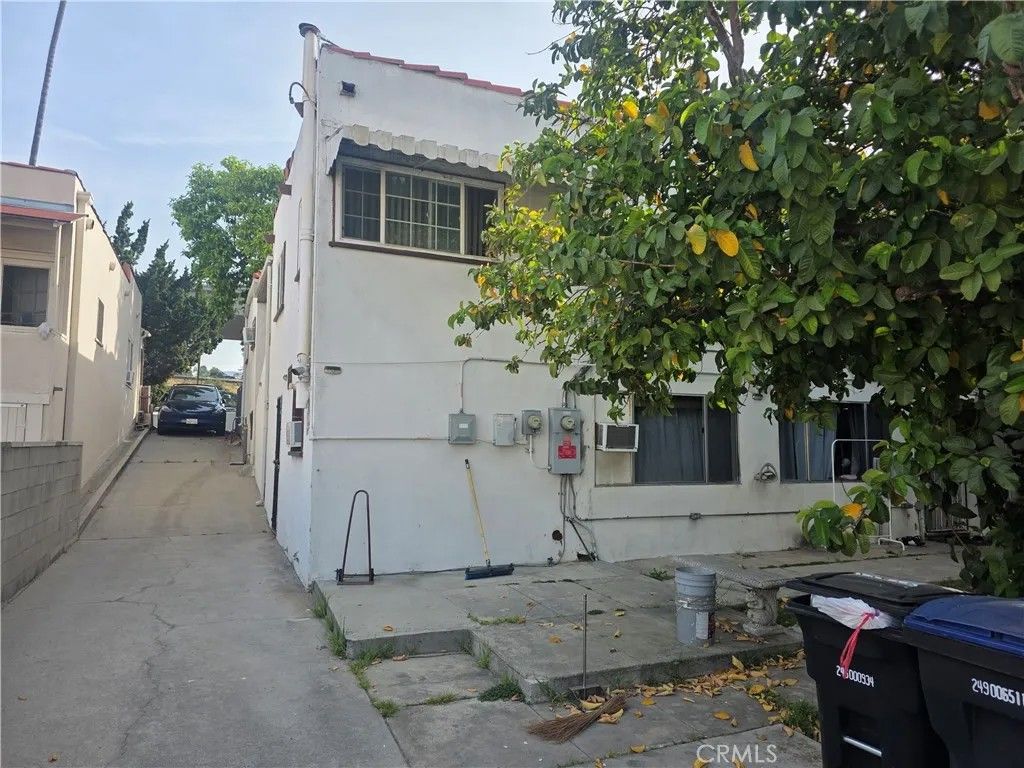Photo of 1514 E Wilson Ave, Glendale, CA 91206 (MLS # CV26072744)