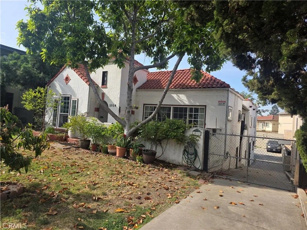 Photo of 1514 E Wilson Ave, Glendale, CA 91206 (MLS # CV26072744)