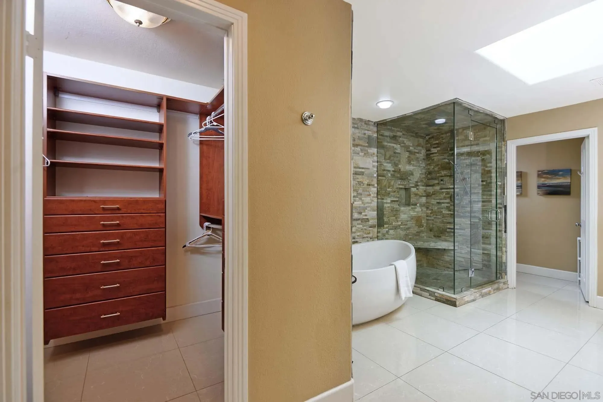 La Jolla, California 92037, United States, 3 Bedrooms Bedrooms, ,3 BathroomsBathrooms,Residential,Active,204341