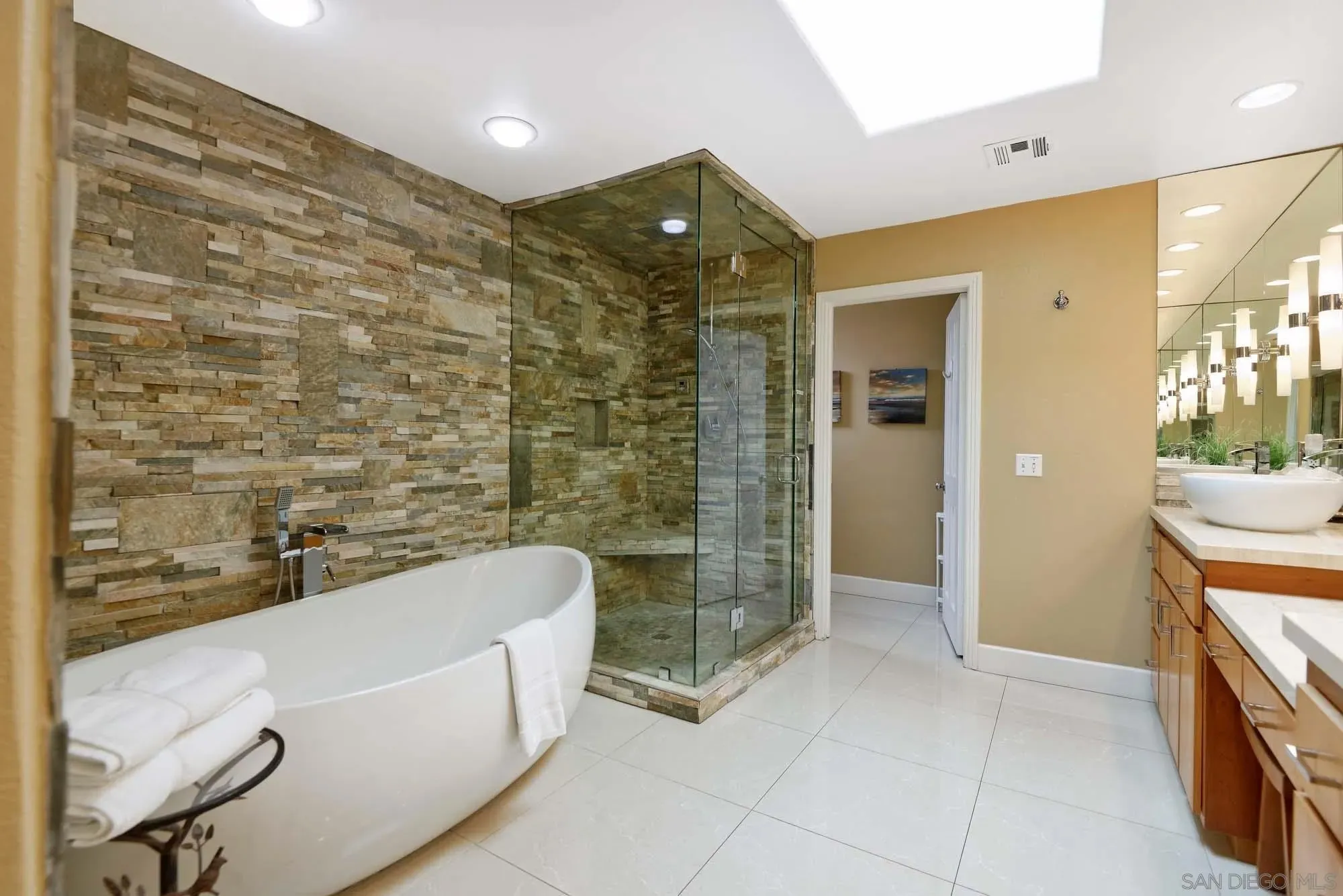 La Jolla, California 92037, United States, 3 Bedrooms Bedrooms, ,3 BathroomsBathrooms,Residential,Active,204341