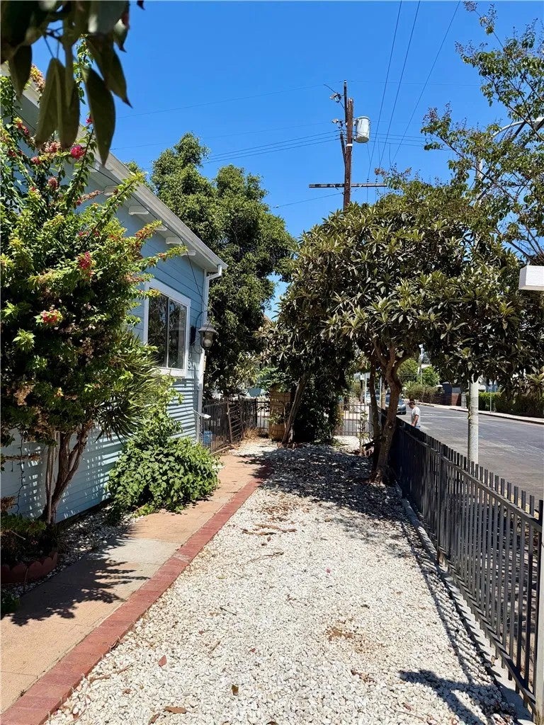 305 S Mott