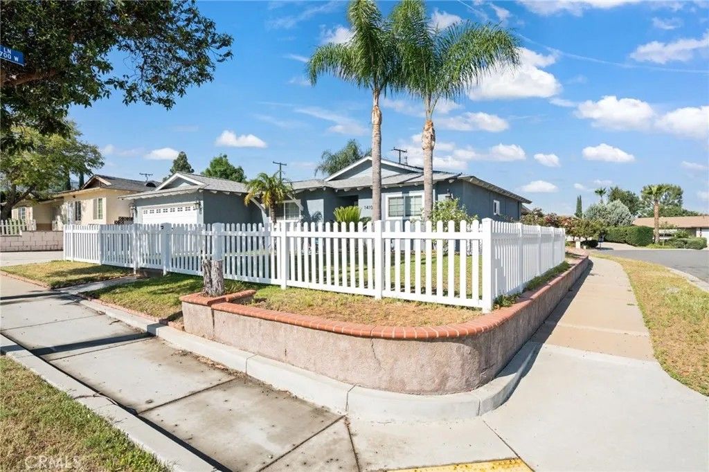 Photo of 1410 Avenida Del Vis, Corona, CA 92882 (MLS # PW26063213)