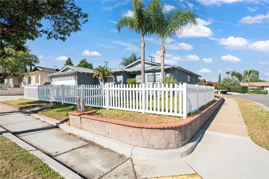 Photo of 1410 Avenida Del Vis, Corona, CA 92882 (MLS # PW26063213)