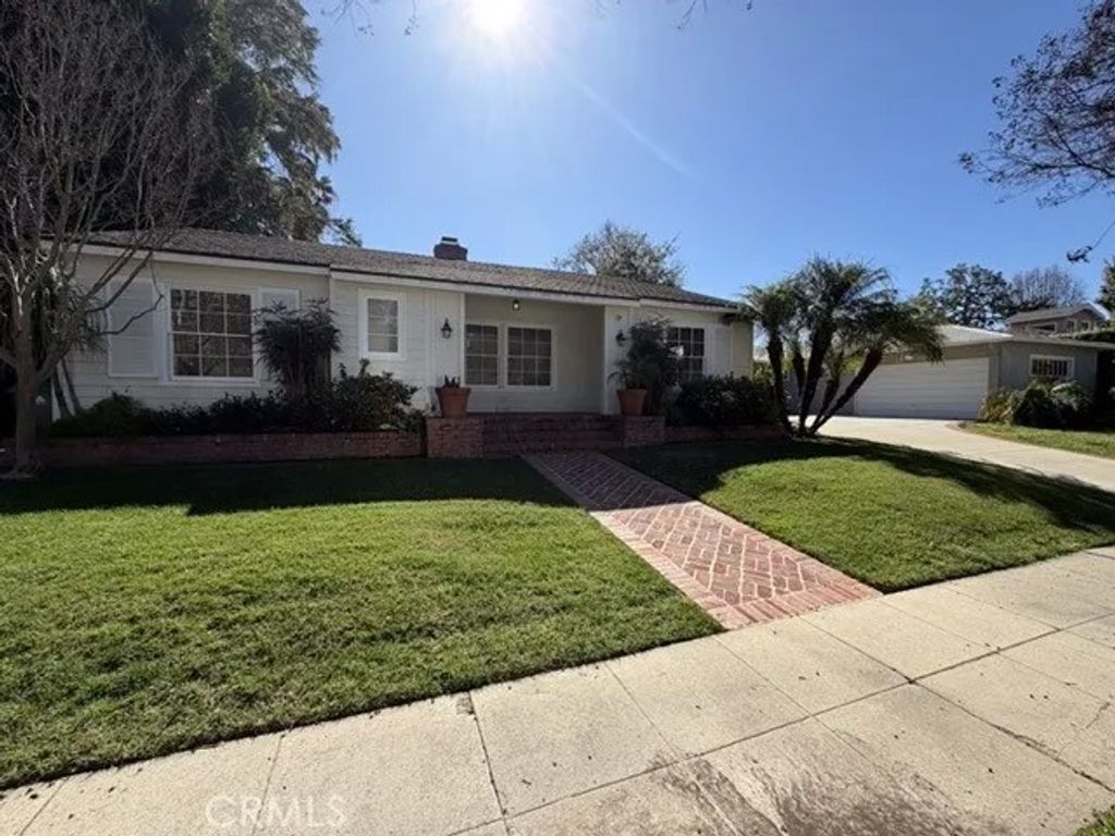 Photo of 15440 Dickens St, Sherman Oaks, CA 91403 (MLS # SR26039443)