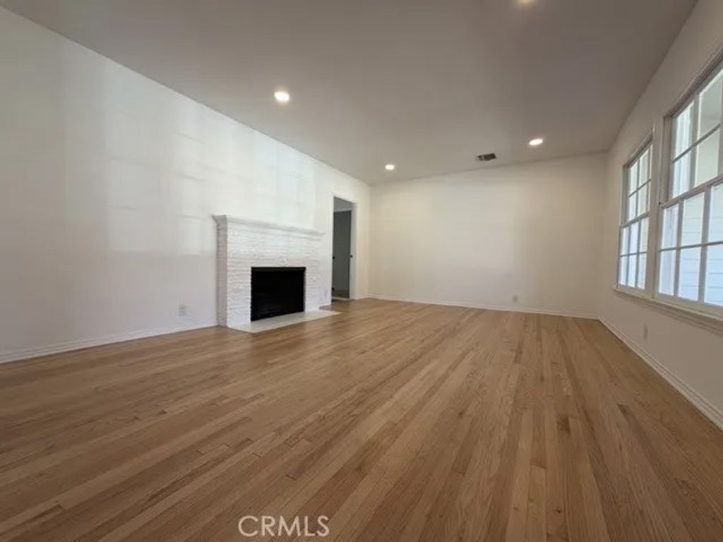 Photo of 15440 Dickens St, Sherman Oaks, CA 91403 (MLS # SR26039443)