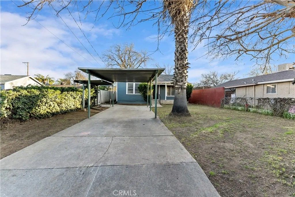 Photo of 129 W Atchison Ave, Fresno, CA 93706 (MLS # FR26046106)
