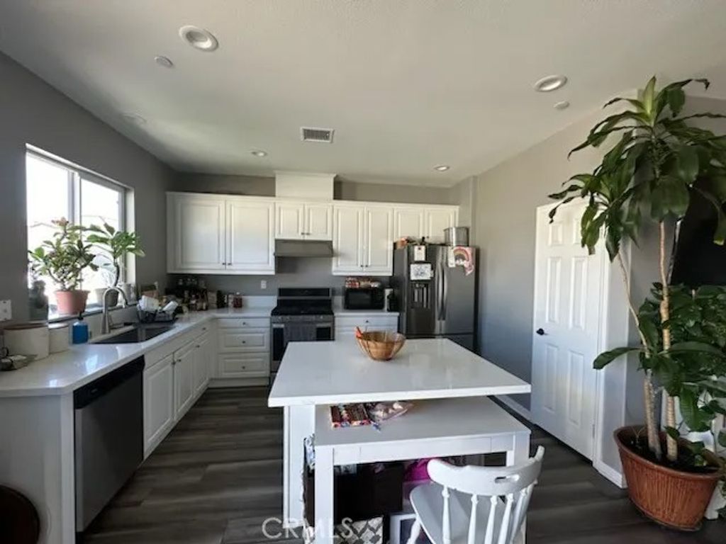 Photo of 563 Sunshow Court, Hemet, CA 92543 (MLS # IV26049765)