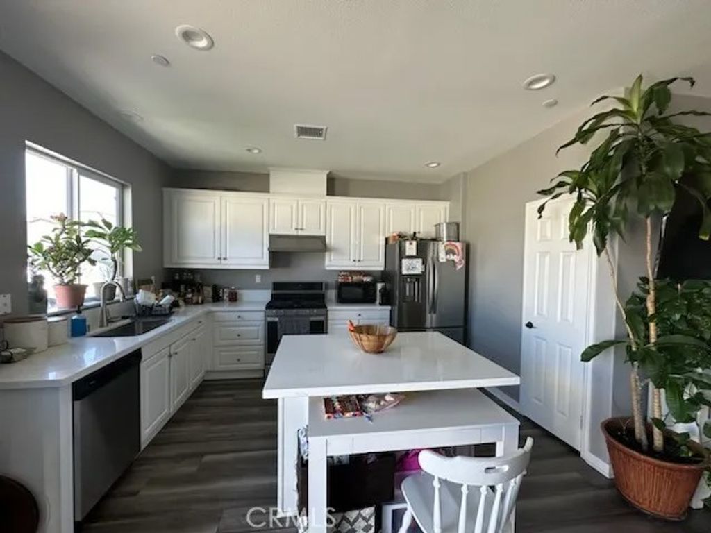 Photo of 563 Sunshow Court, Hemet, CA 92543 (MLS # IV26049765)