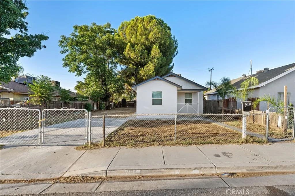 Photo of 203 E Belle AVE, Bakersfield, CA 93308 (MLS # NS26186837)