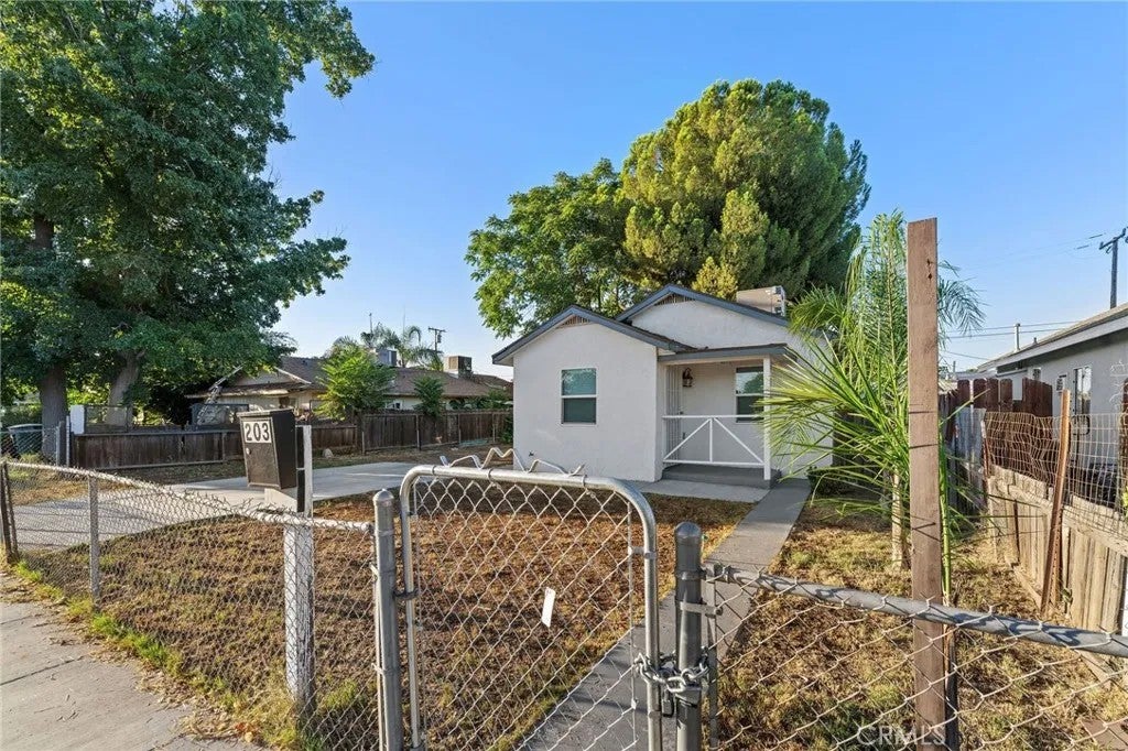 Photo of 203 E Belle AVE, Bakersfield, CA 93308 (MLS # NS26186837)