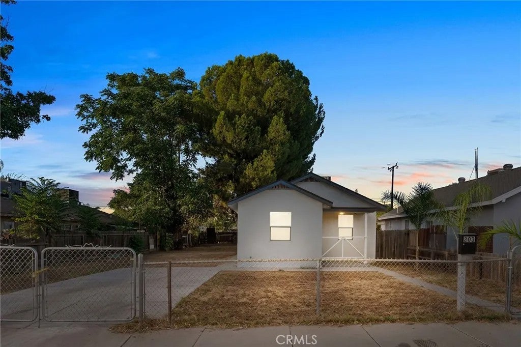 Photo of 203 E Belle AVE, Bakersfield, CA 93308 (MLS # NS26186837)