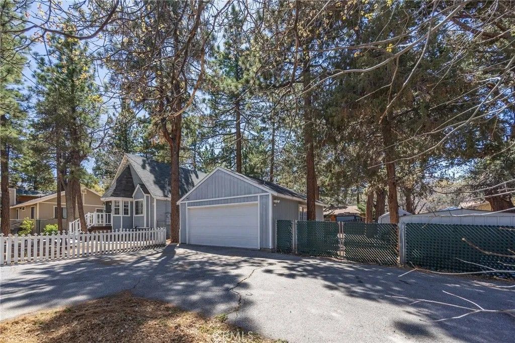 Photo of 364 Leonard Ln, Sugarloaf, CA 92386 (MLS # IG26076978)