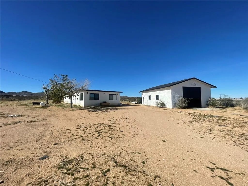 Photo of 2288 Yetters Ln, Landers, CA 92285 (MLS # SW26003815)