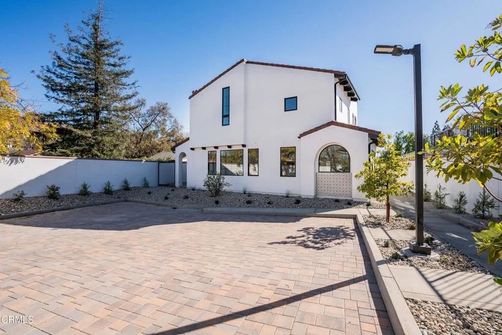 Photo of 136 N Oakview Drive #103, Thousand Oaks, CA 91362 (MLS # V1-36123)